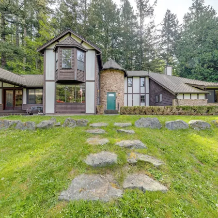 Hot Tub & Deck! Camano Island Family House
