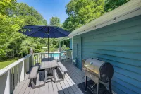 Hot Tub, Fire Pit Family-Friendly Murphy Home - Parking