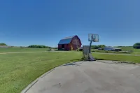 3 Miles to Torch Lake! Farmhouse w/ Vineyard View - 2-Sterne