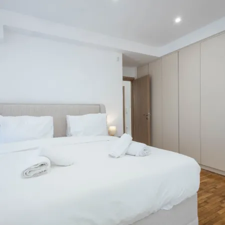 Sunlit Charm Modern 2BR Apartment With High-speed Wifi