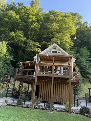 The Red Dog Chalet Couples Retreat w/ Hot Tub - Chalets