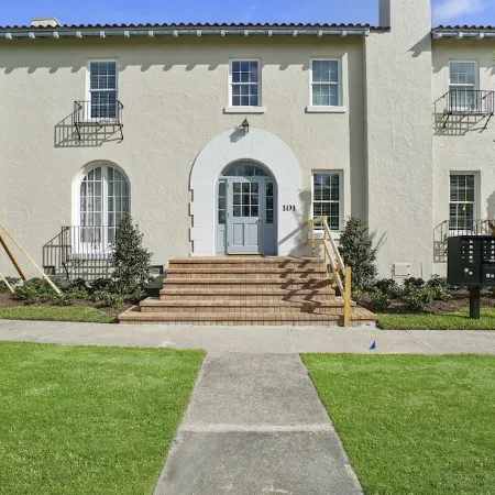 Island Luxury and Location! Between Downtown and the Beach