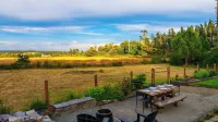 Edgefield Farmhouse by Avantstay 5-Acre Estate Private Trail Access + Hot Tub + Fire Pit + Views - 4-Star