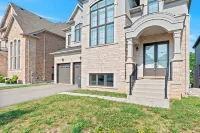 GlobalStay 4 Bedrooms House in Brampton - วิลล่า