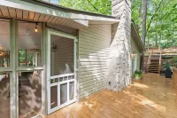 Cabin with Hot Tub, Firepit, Dog Park - balcony