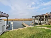 Waterfront Condo 1 Block to Beach Pool Access - WiFi