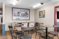 Super 8 by Wyndham Perham - Pet friendly