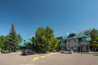 Pocaterra Inn and Waterslide - Parkering
