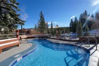 Family-Friendly Ski-In Ski-Out 2BR | Beaver Run - Jacuzzi