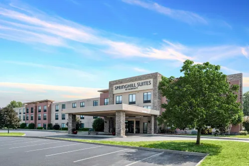 特雷霍特 SpringHill Suites 酒店 - 停車場