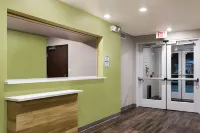 Woodspring Suites Houston IAH Airport - parking