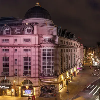 Moxy London Piccadilly Circus Hotels in der Nähe von Spielwarengeschäft Hamleys