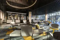 Ola Santiago Providencia, Tapestry Collection by Hilton - Parkplatz
