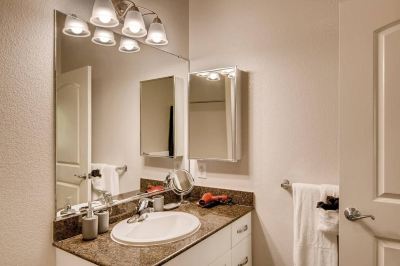 Other #1 Location - Fast Wifi - Work Area - 2Br/2.5 Bath - Free Parking (FV1) Photo