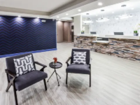 โรงแรมฮอลลีวูดอินน์สวีทส์ โรงแรมในกาดินา