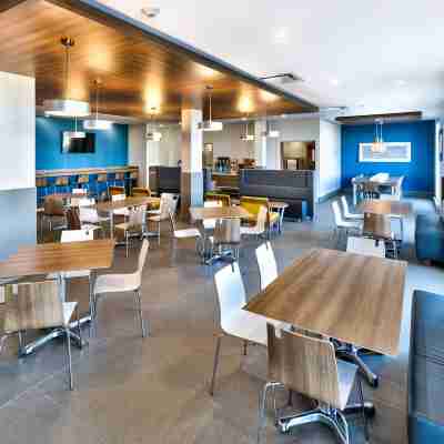 Holiday Inn Express & Suites Trois-Rivieres Ouest Dining/Meeting Rooms