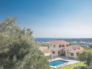6 Bedroom Villa with Private Pool in the Area of Konnos