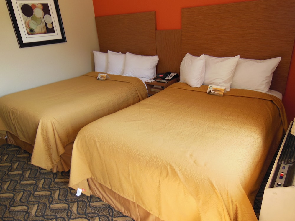 Days Inn & Suites by Wyndham Arlington Near Six Flags