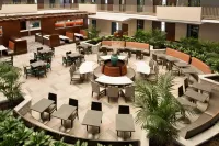 Embassy Suites by Hilton Atlanta Airport Hotel di College Park