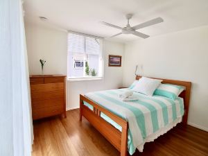 Aloha Alex Beach House Pet-Friendly -Wifi, Linen!!