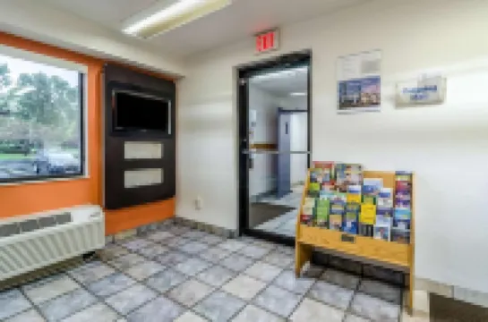 沃倫6號汽車旅館