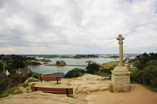 Gite de Kerberso à Pléhédel โรงแรมใน