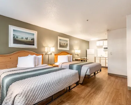 HomeTowne Studios by Red Roof Atlanta – Peachtree Corners ノークロスのホテル