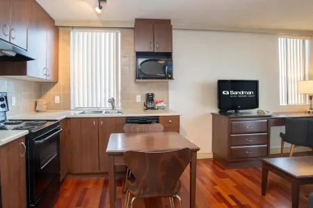 Sandman Suites Vancouver on Davie Отели рядом с достопримечательностью «Maple Tree Square»