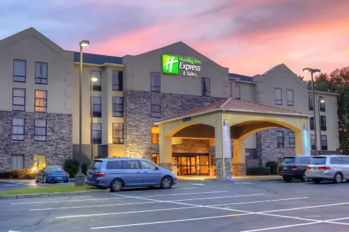 Holiday Inn Express & Suites BLYTHEWOOD by IHG - parking