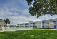 Motel 6 Jacksonville, NC - Pools