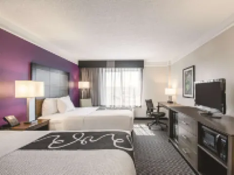 La Quinta Inn & Suites by Wyndham Cincinnati Sharonville Hotels in Hamilton County