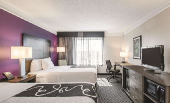 La Quinta Inn & Suites by Wyndham Cincinnati Sharonville