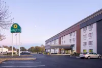 聖路易斯黑茲爾伍德機場北拉昆塔溫德姆飯店 - 停車場