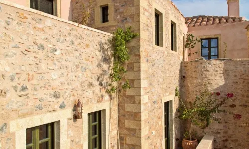 Moni Emvasis Luxury Suites