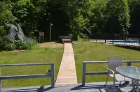 Big Bears Lodge Hotels in West Dover