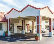 Econo Lodge - parking
