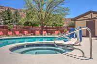 Slackline Moab, Outset Collection by Hilton - Family