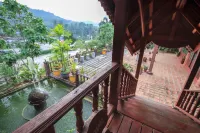 Loy Chalet Resort - Parking