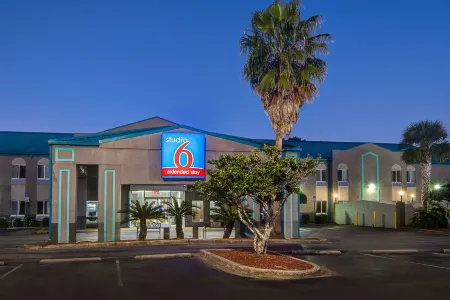 Studio 6 Pensacola, FL - West I-10 Отели в г. Кантонмент
