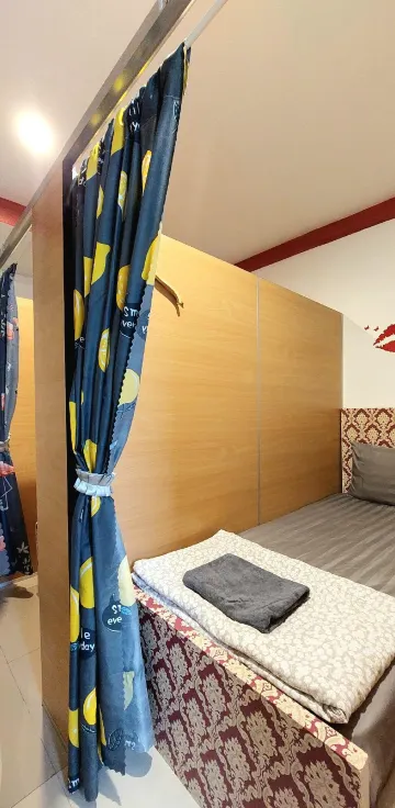 เตียงในหอพักรวมชายหญิง 4 เตียง