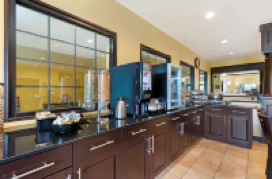 เบสท์เวสเทิร์นพลัส สนามบิน ดีเอฟดับบลิว สวีทส์ โรงแรมในอีร์วิ่ง