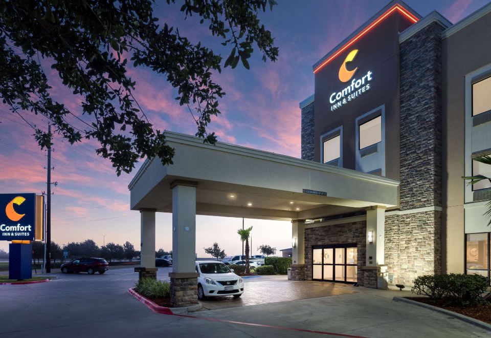 "a hotel entrance with a sign that reads "" comfort inn "" prominently displayed on the building" at Comfort Inn & Suites Victoria North