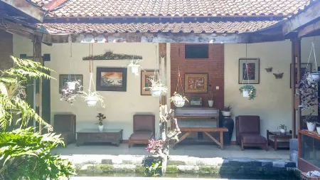 NDalem Joglo Krawitan Syariah Отели в г. Ngemplak