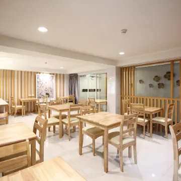 Super OYO 483 Pannee Hotel Khaosan Отели рядом с достопримечательностью «Школа Сатривитайя»