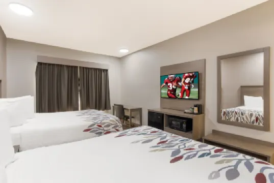 ريد روف إن آند سويتس كوربين فنادق في 