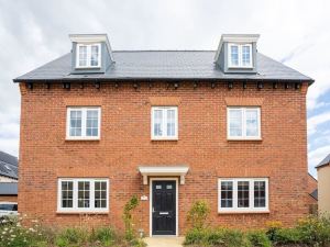 Lovely 5-Bed House in Centre of Bicester Village