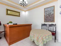 RedDoorz Near Sam Ratulangi Airport Manado Hotels in Mapanget
