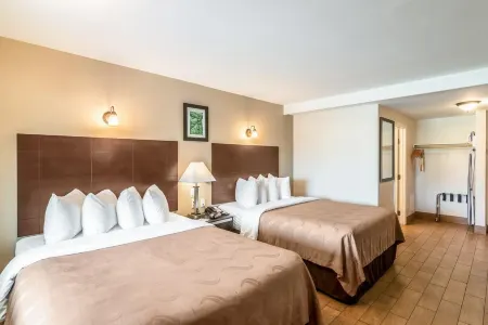 Quality Inn & Suites Near Downtown Bakersfield Отели рядом с достопримечательностью «Меканикс Банк Арена, Театр энд Конвеншен Сентер»