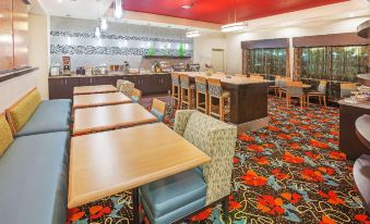 La Quinta Inn & Suites by Wyndham Pearsall