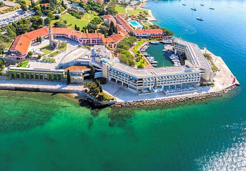 aerial view of a large hotel on an island in the ocean , surrounded by water at Hotel Histrion